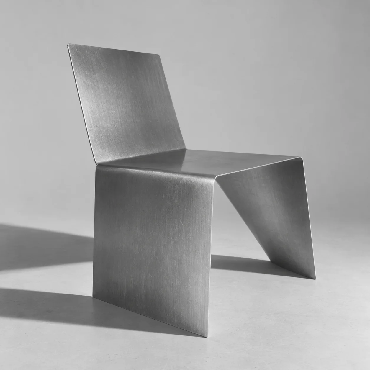 Sedia scultorea in metallo, fotografia monocromatica originale